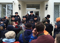 "Трудно попасть в суд: казаки, полиция, собаки и снайперы вокруг". Фото из twitter @sarahrainsford 