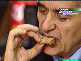 Геннадий Онищенко демонстративно ест куриный шашлык. Кадр НТВ