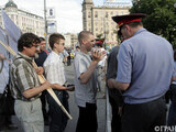 1. Члены НБП организованно прибывают на митинг. Фото Д.Борко/Грани.Ру