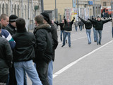 На подступах к Болотной неизвестные задирают собирающуюся на митинг молодежь. ФотоД.Борко/Грани.Ру