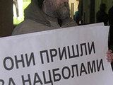 Александр Скобов в одиночном пикете у Гостиного двора. Фото В. Волохонского