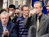 Олег Шеин публично выпивает стакан сока, голодовка смягчена. Фото из твиттера Данилы Линдэле ("Синие ведерки")