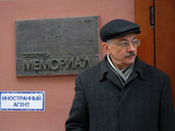 Олег Орлов у дверей Мемориала, ноябрь 2012 г.