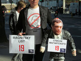 Пикет у входа в ЛШЭ перед выступлением Суркова. Фото Григория Асмолова (http://pustovek.livejournal.com)