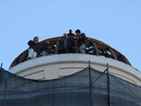 Рустам Рахматуллин (второй справа) и его коллеги на крыше "дома Болконского". Фото: archnadzor.ru