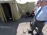 Владимир Лукин в гольяновском лагере мигрантов. Фото Юрия Тимофеева/Грани.Ру