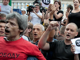 Константин Косякин с Сергеем Удальцовым на Триумфальной, 31 июля 2011. Фото Юрия Тимофеева