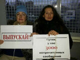 Активистки в автозаке. Фото из Фейсбука Ольги Курносовой