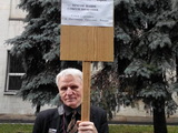 Одиночный пикет Александра Сергеева. Фото с ФБ-страницы Екатерины Мальдон