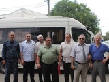 Группа правозащитников перед автобусом Башира Плиева во время инспекционной поездки в Ингушетию в 2014 году