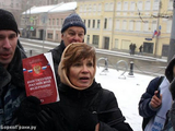 Ольга Мазурова во время задержания с текстом Конституции. Фото Дмитрия Борко/Грани.ру