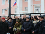 Сулейман Кадыров и его группа поддержки у Феодосийского суда. Фото Александры Ефименко для Граней.Ру