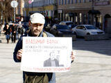 Илья Мясковский с плакатом в поддержку Владимира Балуха