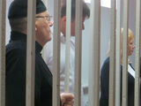 Оюб Титиев с адвокатами во время оглашения приговора. Фото Елены Санниковой