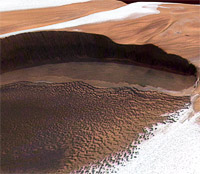 Лед и пыль на марсианском Северном полюсе. Фото с сайта ESA