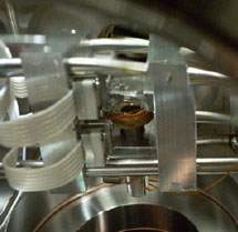 Вакуумная камера, где удалось получить рекордную температуру ниже 500 пикокельвинов. Атомы натрия были заключены в магнитное поле катушки (в центре), диаметр которой - 1 см, и "левитировали" на 0,5 см над ней. Фото MIT с сайта www.physicsweb.org