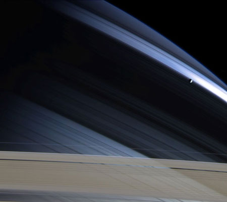 Сатурн, кольца и Мимас. Фото NASA/JPL/Space Science Institute с сайта saturn.jpl.nasa.gov