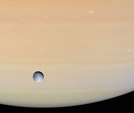 Диона на фоне Сатурна. Фото NASA/JPL/Space Science Institute с сайта saturn.jpl.nasa.gov