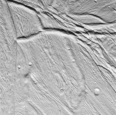 Поверхность спутника Сатурна Энцелада. Фото NASA/JPL/Space Science Institute с сайта ciclops.lpl.arizona.edu
