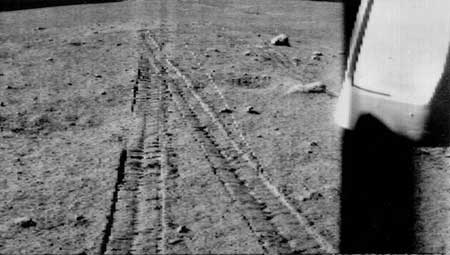 Фрагмент панорамы, переданной с Луны "Луноходом-1", с сайта selena.sai.msu.ru/Home/Spacecrafts/lunokhod/lunokhod.htm