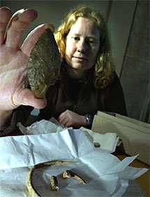 Доктор Мелани Джонсон с артефактами из Абердиншира. Фото с сайта Scotsman.com
