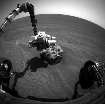 Передняя камера Opportunity осторожно осматривает находку. Фото JPL/NASA с сайта NewScientist.com