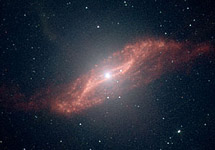 Изображение массивной галактики Центавр A и ее пылевой структуры, причудливо искривленной в виде параллелограмма, полученное "Спитцером". Под картинкой находится ссылка на изображение с большим разрешением с сайта jpl.nasa.gov