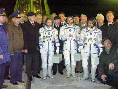 Юрий Шаргин, Салижан Шарипов и Лерой Чиао. Фото корпорации "Энергия" с сайта www.spaceflightnow.com