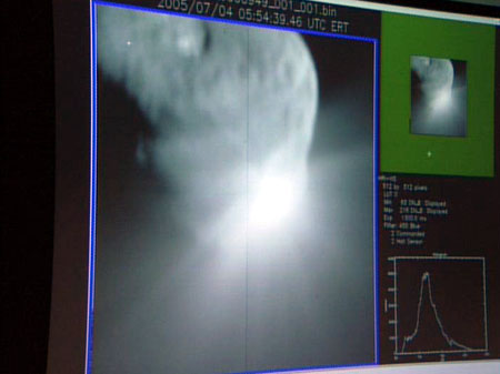Комета Темпеля-1. Момент столкновения с импактором. Фото с сайта www.deepimpact.umd.edu