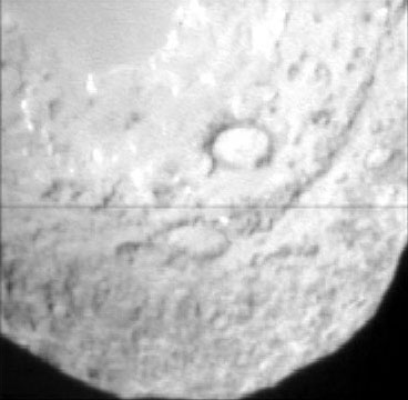 Комета Темпеля-1. Этот снимок поверхности кометы сделан камерой идущего на столкновение с кометой зонда незадолго до его неизбежного разрушения. Фото NASA TV с сайта spaceflightnow.com