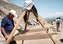 Земляные работы у Пирамиды Луны в Теотиукане. Фото AP