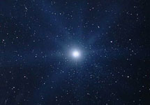 Так художник представляет себе вид чрезвычайно горячей белой карликовой звезды H1504+65 с расстояния, эквивалентного расстоянию от Земли до Солнца (под картинкой находится ссылка на изображение большего размера с сайта www.star.le.ac.uk)