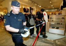 Полицейские работают на месте преступления. Фото АР/Pressens Bild