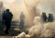 Полиция в клубах слезоточивого газа. Фото АР
