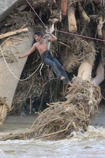 Житель Суматры передвигается по затопленной территории. Фото АР