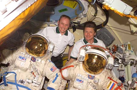 Командир девятой экспедиции на МКС Геннадий Падалка (он справа) и американский астронавт Майкл Финк с российскими скафандрами "Орлан" перед выходом в открытый космос. Фото NASA/JSC с сайта www.space.com