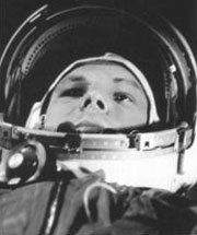 Юрий Гагарин в кабине космического корабля "Восток" 12 апреля 1961 года. Фото с сайта www.rosaviakosmos.ru/~gagarin/space.htm