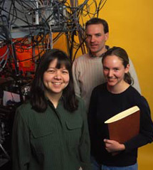 Группа исследователей, совершивших открытие. Слева направо: Дебора Джин, Маркус Грейнер (Markus Greiner), Синди Регал (Cindy Regal). Фото с сайта www.nist.gov
