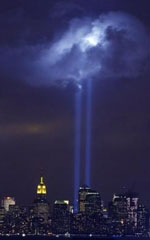 Памятник из света на месте WTC. Фото АР