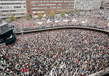 25 тысяч шведов на панихиде по Анне Линд на площади Сершель в Стоггольме. Фото AFP