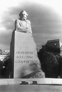 Памятник Марксу  работы Кербеля.  Фото с сайта www.rubricon.ru