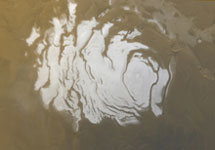 Марсианская полярная шапка летом 2000 года (17 апреля), увиденная аппаратом Mars Global Surveyor. Ее поперечник составляет приблизительно 420 км. Летом "шапка" ужимается до ее минимальных размеров, однако даже при том, что наблюдения проводились марсианским летом, южная полярная шапка остается достаточно холодной, чтобы содержать в своем составе углекислый газ ("сухой лед"). Углекислый газ замерзает при температуре -125°C. Фото с сайта Ames Research Center