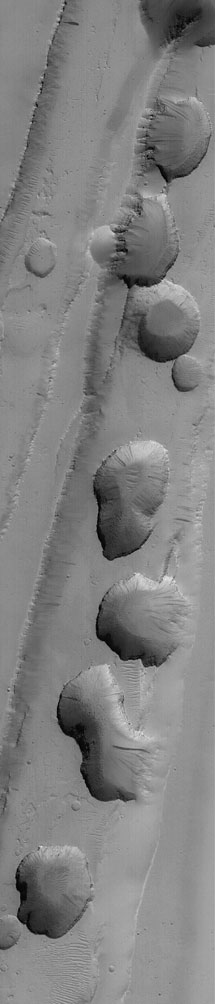 Обширная цепь провалов на Марсе. Фото NASA/SwRI. Под картинкой находится ссылка на изображение с большим разрешением с сайта Space.com