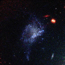 Галактика NGC 541. Псевдоцветное изображение, включающее инфракрасные данные (из невидимого человеческим глазом диапазона) и не включающее радиоджет. Фото с сайта www.llnl.gov