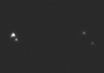 Плутон (самый яркий объект) перед затенением звезды, которая находится внизу справа (из снимков, полученных 20 августа телескопом на Гаваях). Фото с сайта www.space.com