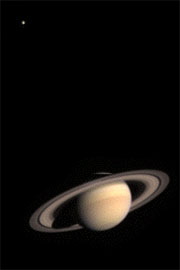 Снимок Сатурна, полученный с "Кассини". Титан, самый крупный спутник Сатурна, виден в верхнем левом углу. Фото с сайта www.space.com