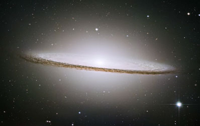 Галактика Сомбреро. Мозаика, полученная с помощью "Хаббла". Фото NASA с сайта hubblesite.org