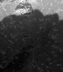 Это изображение крупного плана, полученное Microscopic Imager, установленным на Spirit, показывает Адирондак после того, как часть его поверхности была счищена Rock Abrasion Tool (шлифовальным инструментом) ровера. Видимая область составляет около 3 см в поперечнике. Фото NASA/JPL/Cornell/USGS с сайта www.spaceflightnow.com