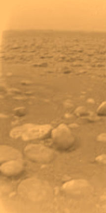 Цветное изображение участка поверхности Титана с места посадки "Гюйгенса". Фото ESA/NASA/JPL/University of Arizona с сайта www.esa.int